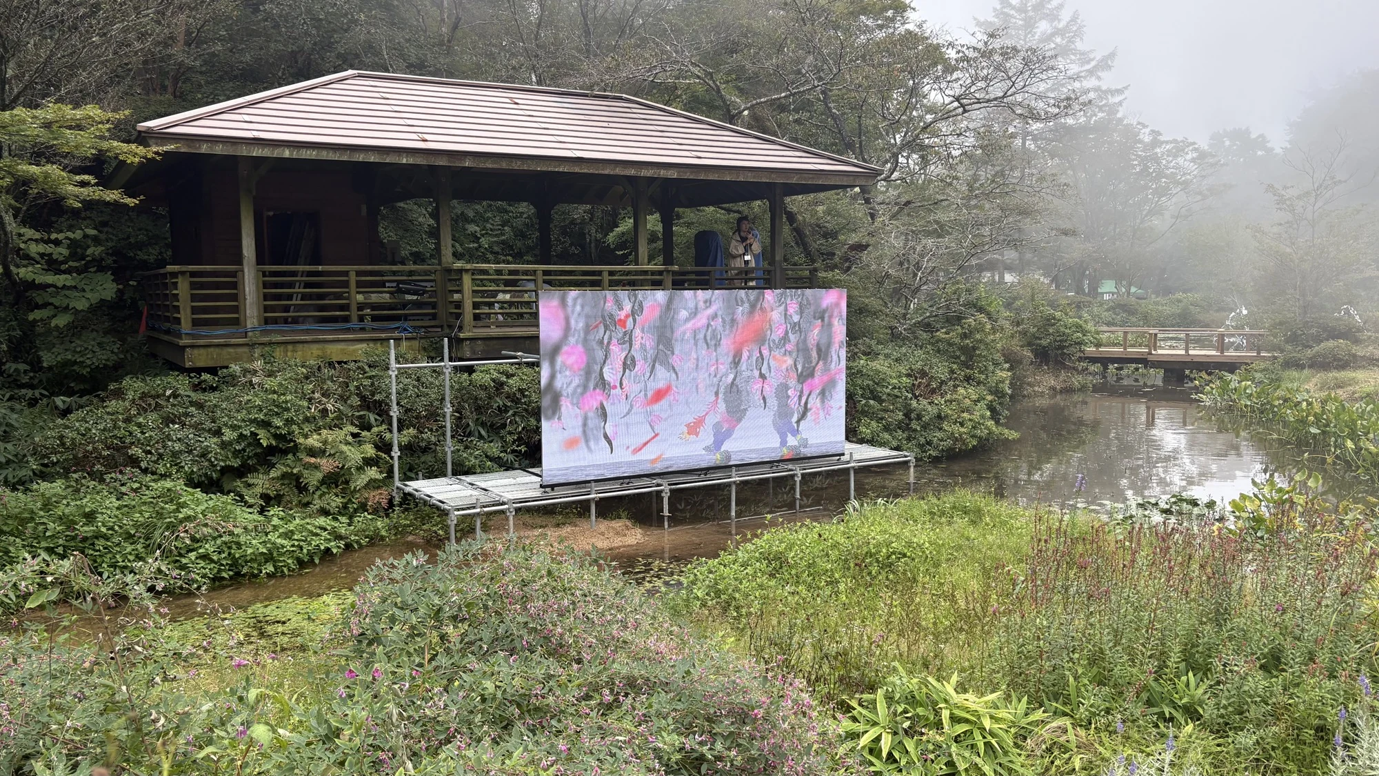水辺に設置した屋外LEDディスプレイ。昼間の展示風景。