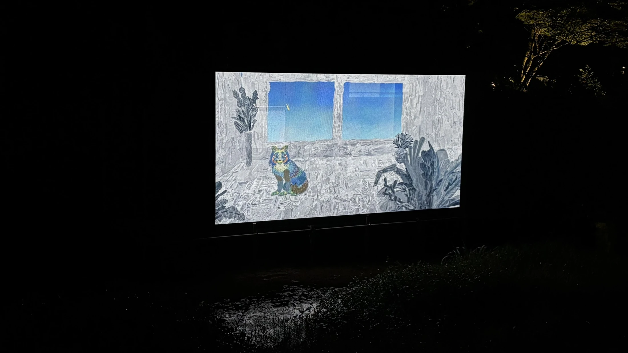 夜間の映像表示。描画の細部と水面への反射。